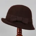 Detalle del sombrero cloché de fieltro marrón con lazo elegante y borde enrollado - M(56-58cm) / café