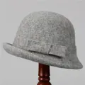 Detalle del elegante sombrero cloche de fieltro de lana gris con lazo decorativo - M(56-58cm) / Gris