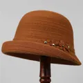 Dettaglio del cappello pescatore marrone in maglia con fiori 3D e strass argentati - M (56-58cm) / Caramello