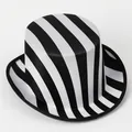 Primer plano detallado de un sombrero de copa con rayas verticales negras y blancas - M(56-58cm) / Rayado Blanco Negro (Color 1)