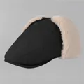 Détail de la chapka matelassée noire avec protège-oreilles en fausse fourrure crème douce - M / Noir