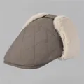 Vue détaillée du bonnet d'hiver matelassé avec cache-oreilles en fourrure et tissu coupe-vent - M / Café
