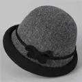 Détail d'un chapeau cloche en laine avec bord roulé contrasté et nœud noir élégant - M (56-58cm) / Gris Foncé (Bord Noir)