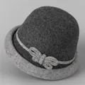 Détail d'un chapeau cloche en laine avec design bicolore gris et nœud tricoté élégant - M (56-58cm) / Gris Foncé (Bord Gris Clair)