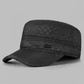Détail de la casquette matelassée noire avec protection d'oreilles et doublure chaude - Réglable / Noir