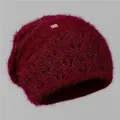 Detalle del gorro de punto granate con textura calada y hebilla metálica dorada en S - Talla Única Elástica / Burdeos