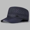 Détail de la casquette plate matelassée bleu marine avec plaque en métal et surpiqûres - Réglable / Bleu marine