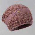 Detalle de gorro de punto color malva con emblema S dorado y pedrería de cristal - Talla Única Elástica / Rosa Empolvado