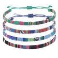 Dettaglio di quattro braccialetti bohémien fatti a mano in corda cerata con nodi regolabili - Stile A-4