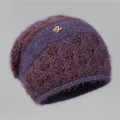 Detalle de gorro de terciopelo de ardilla morado oscuro con patrones florales y hebilla joya - Talla Única Elástica / Púrpura