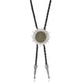 Dettaglio cravatta Bolo vintage con sole argentato e medaglione centrale dorato inciso - Stile Moneta Sole