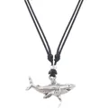 Dettaglio del pendente a squalo in argento vintage su cordino nero intrecciato - Stile Squalo