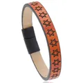 Dettaglio del bracciale in pelle arancione con stampe Stella di Davide e chiusura magnetica - rosso-marrone