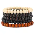 Detail von gestapelten Boho-Holzperlenarmbändern in Creme-, Braun- und Schwarztönen - Einfaches Vierfarbiges Rundperlen Stil (22)