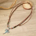 Detalle del colgante de libélula plateada con piedras azules y cordón trenzado - Collar libélula