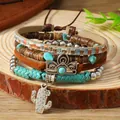 Dettaglio di bracciale multistrato boho con perline turchesi e ciondolo a cactus - Stile Cactus