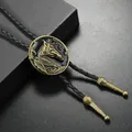 Dettaglio bolo tie western con testa di cavallo oro antico e cordino in pelle - Stile Testa di Cavallo / Bronzo
