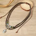 Collar bohemio de cuero multicapa con cuentas de madera y colgante de sombrero cowboy - Collar Sombrero de Vaquero