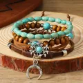 Dettaglio di un bracciale multistrato bohémien con perline turchesi e ciondolo luna - Design a Foglia