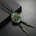 Dettaglio della cravatta Bolo con emblema di aquila dorata e cordino in pelle nera - Stile Aquila Forte / Bronzo