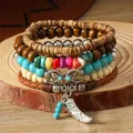 Dettaglio macro di set bracciali bohémien multistrato su fetta di legno - Stile Corno