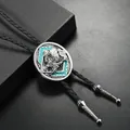 Dettaglio di cravatta bolo con aquila, intarsio turchese e pelle intrecciata nera - Stile Aquila Forte / Argento antico
