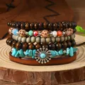 Dettaglio di braccialetti boho multistrato con perle di legno e ciondolo a sole in cuoio - Stile Vintage Girasole (01)