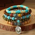 Detalle de pulsera multicapa estilo vaquero con dijes de cactus y sombrero en madera - Estilo Sombrero de Vaquero