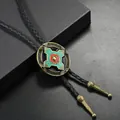 Nahaufnahme der Western-Bolo-Krawatte mit geometrischem Anhänger und geflochtener Schnur - Kreuzstern-Stil / Bronze