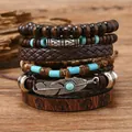 Vue détaillée de bracelets bohèmes en cuir avec perles turquoise et breloques plumes - Plume
