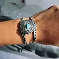 Bracelet manchette boho avec turquoise en forme de cœur et finition argent antique - Style Coeur