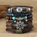 Dettaglio del set di bracciali bohémien da uomo con pelle, legno e ciondoli malocchio - Stile Ciondolo Malocchio Stella