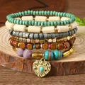 Detail eines mehrlagigen Boho-Perlenarmbands mit Türkis-Herzanhänger auf Holz - Hohles Herz Strass Stil (07)