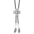Details einer Vintage-Bolo-Krawatte mit Silberkreuz, Türkis und Federanhängern - Kreuz Schwarzes Seil