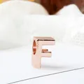 Abalorio letra F mayúscula oro rosa con agujero para pulseras DIY - Letra F / Rosa oro