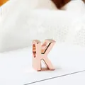 Abalorio letra K mayúscula en oro rosa pulido con agujero lateral para pulseras - Letra K / Rosa oro