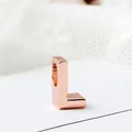 Abalorio letra L en oro rosa con acabado pulido espejo para pulseras y collares DIY - Letra L / Rosa oro