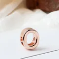 Cuenta redonda de oro rosa pulido con ranura lateral para pulseras de bricolaje - Letra O / Rosa oro