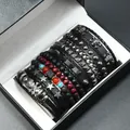 Dettaglio di braccialetti multistrato in pelle con teschi in metallo e perline vintage - Stile 3 (Teschio/Stella/Rivetto)