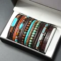 Detail eines Vintage-Lederarmband-Sets mit Türkisperlen und Metallanhängern im Retro-Stil - Stil 6 (Tigerauge/Bohème)