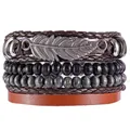 Dettaglio di un bracciale multistrato in pelle vintage con piuma d'argento e perline - Stile Base Larga Marrone Piuma Metallo Argentato (Stile E)