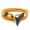 Détail d'un bracelet nautique jaune tissé multicouche avec un fermoir noir mat en queue de baleine - Corde Jaune + Queue de Poisson Noire