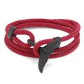 Détail du bracelet en corde bordeaux à plusieurs rangs avec fermoir queue de baleine - Corde Rouge Foncé + Queue de Poisson Noire