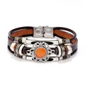 Dettaglio di bracciale in pelle multistrato con pietra arancione e chiusura in acciaio - Arancione Occhio di Gatto