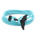 Détail d'un bracelet tressé multicouche bleu clair avec fermoir en queue de baleine noire - Corde Bleu Clair + Queue de Poisson Noire