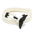 Détail d'un bracelet multi-tours nautique avec corde crème et fermoir queue de baleine - Corde Blanche + Queue de Poisson Noire