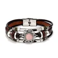 Dettaglio di un bracciale in pelle multistrato con pietra rosa e chiusura in acciaio - Quarzo rosa naturale