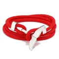 Détail du bracelet multicouche en corde rouge avec fermoir queue de baleine argenté - Corde Rouge Vif + Queue de Poisson Blanche