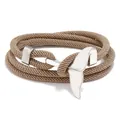 Détail d'un bracelet multicouche en corde kaki avec fermoir en métal argenté en queue de baleine - Corde Kaki + Queue de Poisson Blanche