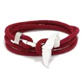 Détail d'un bracelet tressé rouge multicouche avec fermoir en métal argenté en queue de baleine - Corde Rouge Foncé + Queue de Poisson Blanche